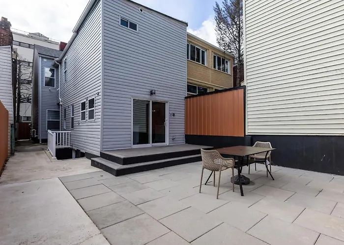 Holiday home 4 Bedroom 5 Bathroom House Sleeps 12 Pet Friendly Near Stadium *
