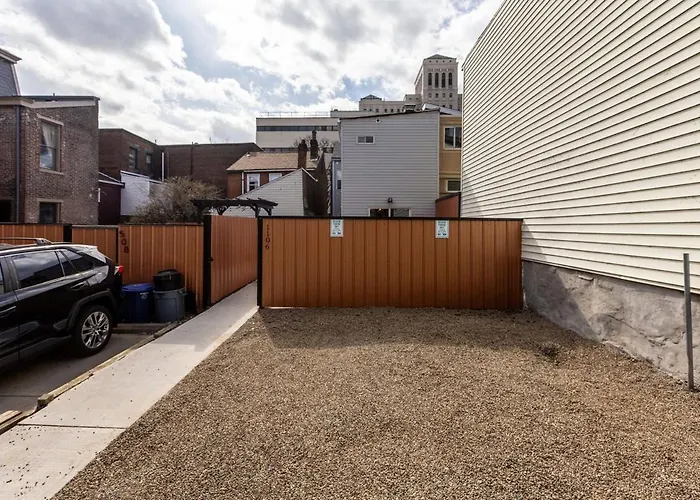 4 Bedroom 5 Bathroom House Sleeps 12 Pet Friendly Near Stadium Holiday home Pittsburgh