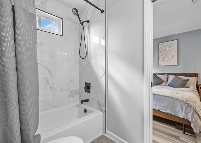 4 Bedroom 5 Bathroom House Sleeps 12 Pet Friendly Near Stadium *