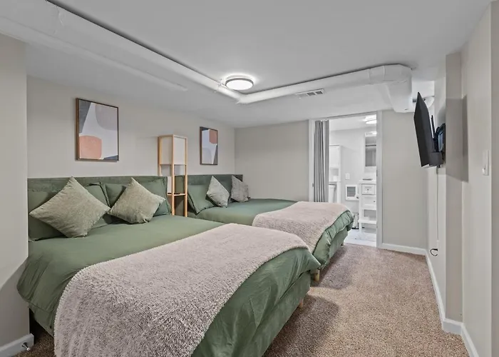 4 Bedroom 5 Bathroom House Sleeps 12 Pet Friendly Near Stadium Holiday home Pittsburgh