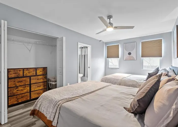 4 Bedroom 5 Bathroom House Sleeps 12 Pet Friendly Near Stadium Pittsburgh
