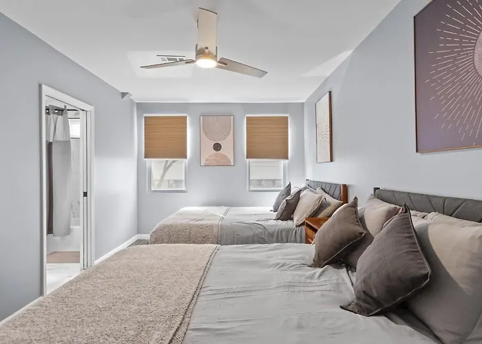 4 Bedroom 5 Bathroom House Sleeps 12 Pet Friendly Near Stadium