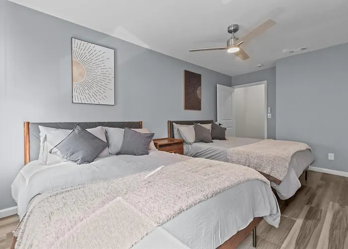 4 Bedroom 5 Bathroom House Sleeps 12 Pet Friendly Near Stadium Holiday home *
