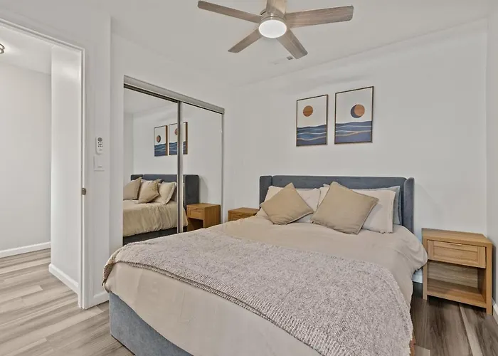 4 Bedroom 5 Bathroom House Sleeps 12 Pet Friendly Near Stadium Holiday home Pittsburgh