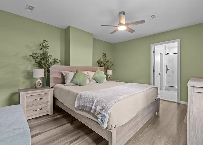 4 Bedroom 5 Bathroom House Sleeps 12 Pet Friendly Near Stadium Holiday home
