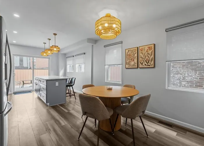 4 Bedroom 5 Bathroom House Sleeps 12 Pet Friendly Near Stadium Holiday home Pittsburgh