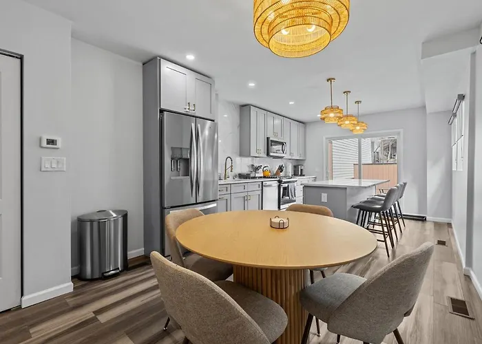 4 Bedroom 5 Bathroom House Sleeps 12 Pet Friendly Near Stadium