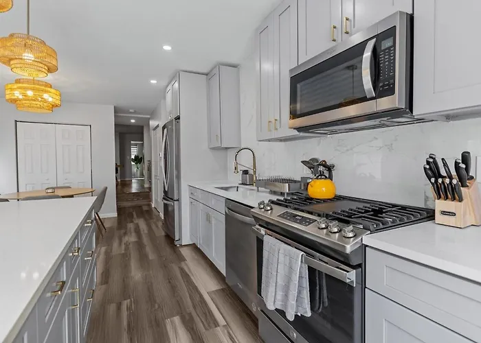 Holiday home 4 Bedroom 5 Bathroom House Sleeps 12 Pet Friendly Near Stadium *