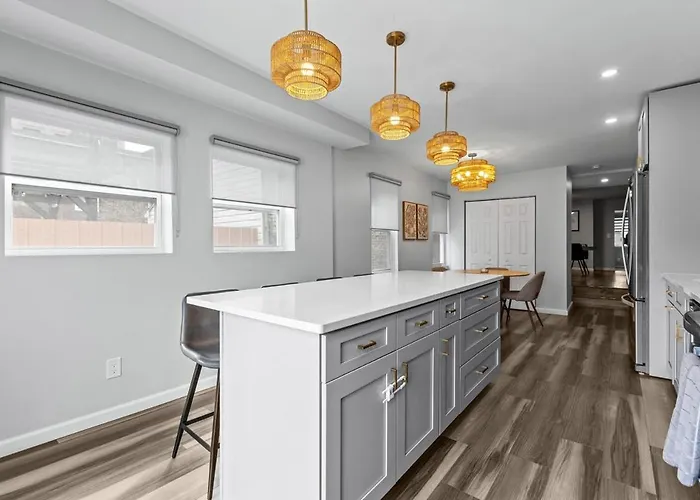 4 Bedroom 5 Bathroom House Sleeps 12 Pet Friendly Near Stadium Holiday home Pittsburgh