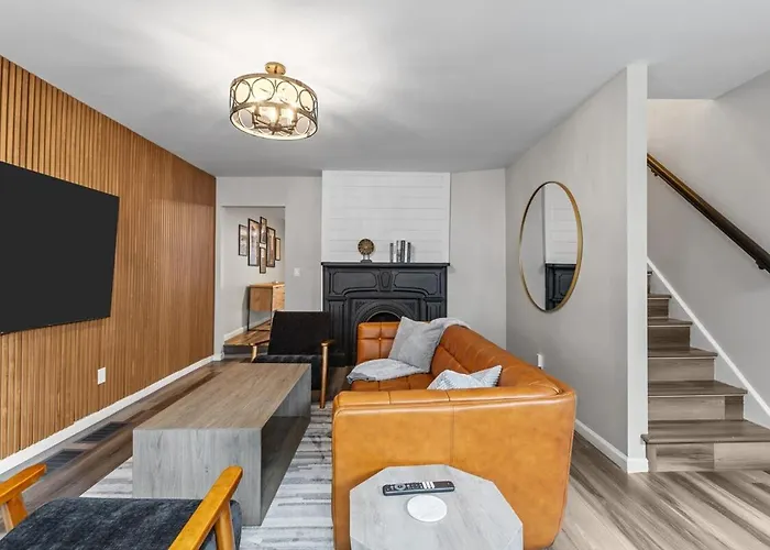 4 Bedroom 5 Bathroom House Sleeps 12 Pet Friendly Near Stadium