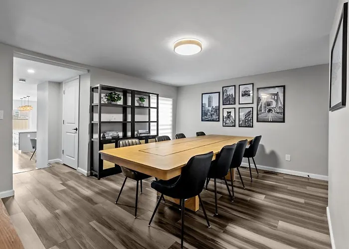 Holiday home 4 Bedroom 5 Bathroom House Sleeps 12 Pet Friendly Near Stadium Pittsburgh