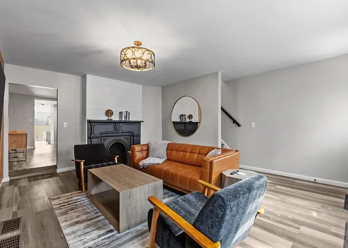 4 Bedroom 5 Bathroom House Sleeps 12 Pet Friendly Near Stadium *