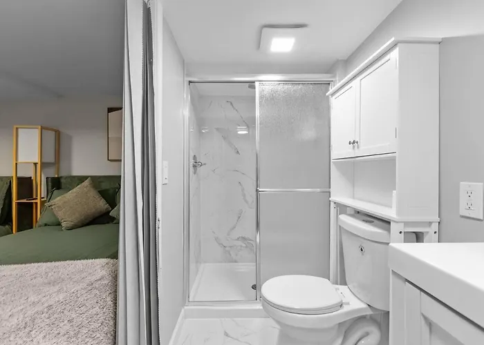 4 Bedroom 5 Bathroom House Sleeps 12 Pet Friendly Near Stadium Holiday home