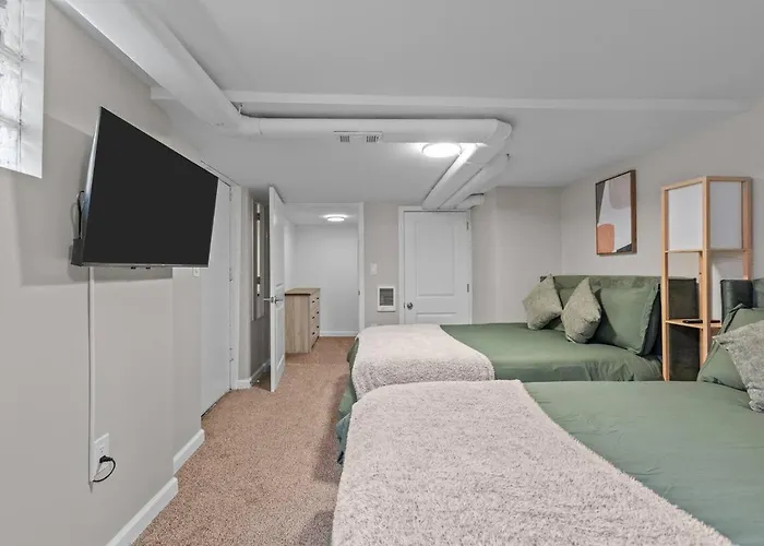 Holiday home 4 Bedroom 5 Bathroom House Sleeps 12 Pet Friendly Near Stadium