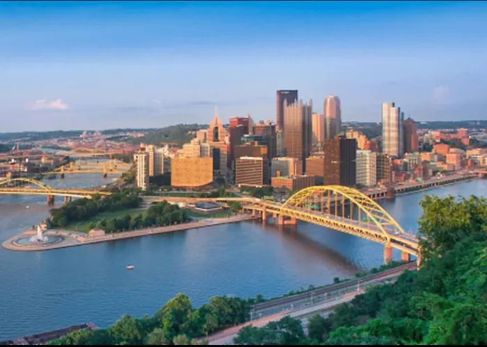 4 Bedroom 5 Bathroom House Sleeps 12 Pet Friendly Near Stadium Holiday home Pittsburgh